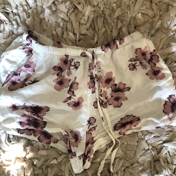 Brandy Melville Pants - Brandy Melville  floral shorts